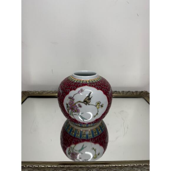 Vintage ginger jar, pink ginger jar with detailed flowers and a bird, Chinese - Picture 8 of 9